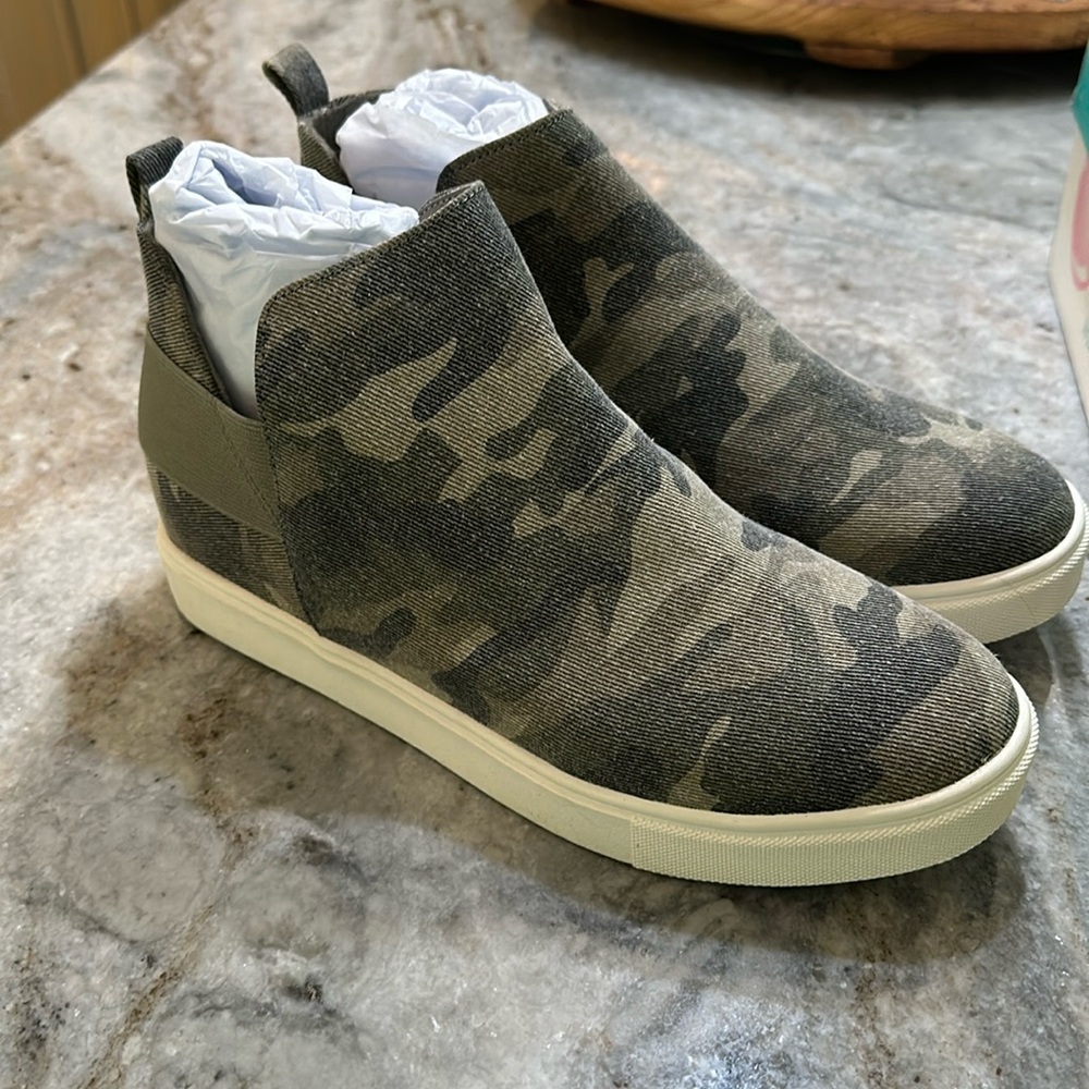 Soda camo sneaker bootie Diana